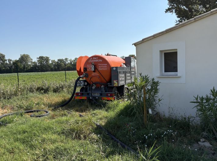 Chantier de vidange de fosse septique par Chambon Assainissement à Orange (84)